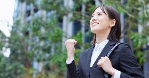 Mulher jovem executiva com autoconfiança e autoestima