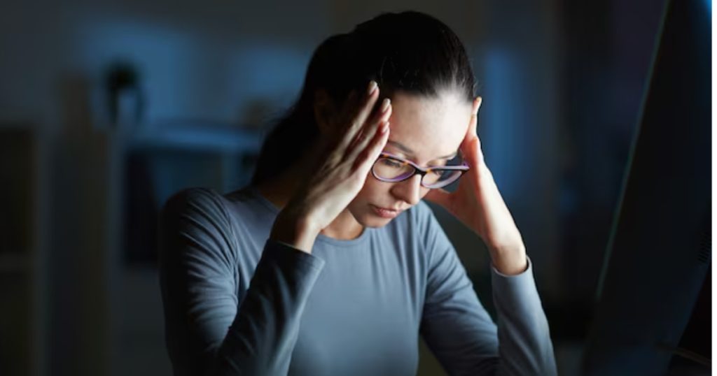Mulher morena com cabeça baixa ruminando um problema