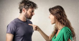 Um casal jovem, um homem e uma mulher discutindo.