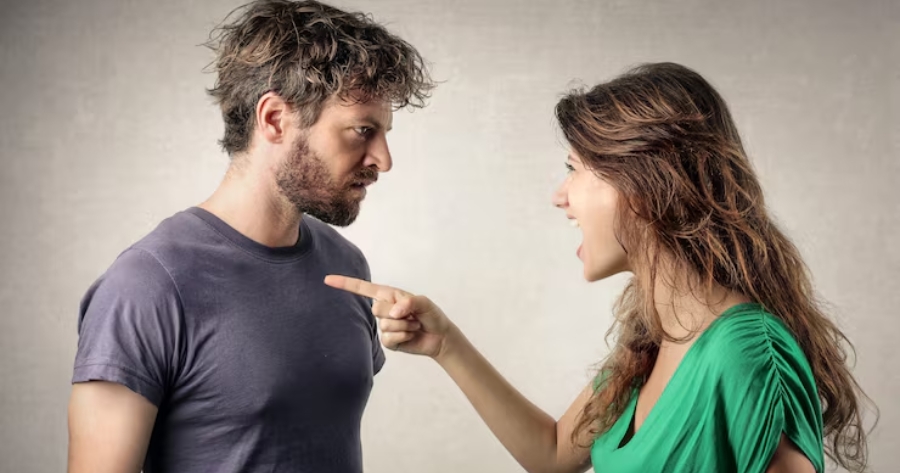 Um casal jovem, um homem e uma mulher discutindo.
