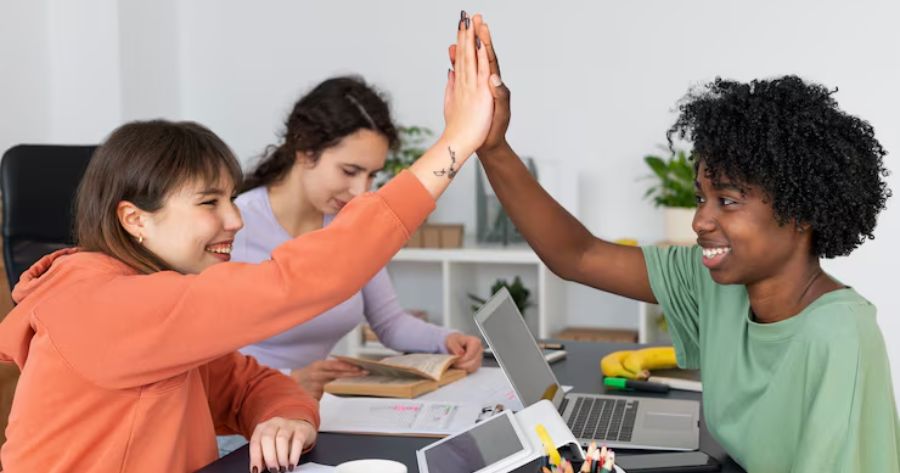 Orientadora Vocacional comemorando com uma estudante a escolha do seu propósito profissional.