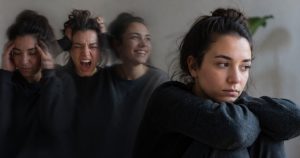 Uma adolescente morena com transtorno de personalidade borderline